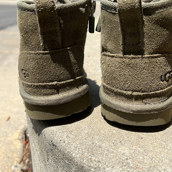 Ugg size 10 boots for toddler in army green - Picture 2 of 4